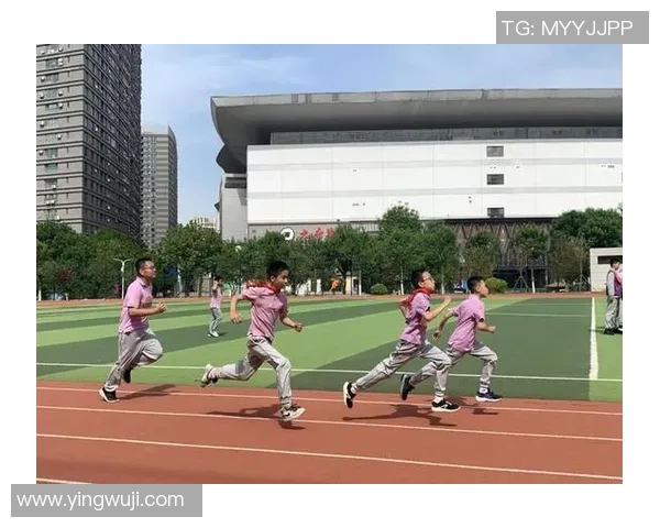 幼儿园小朋友快乐学习篮球技巧培养团队精神与身体素质的双重成长之路